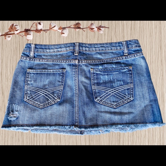 FreeStyle | Studded Distressed Frayed-Hem Denim Mini Skirt. - Picture 4 of 7